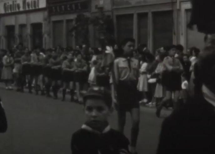 Giovani scout goriziani durante processione Corpus domini del 1952 (o 1953);